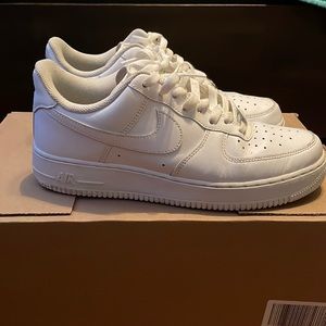 Used white Air Force 1 low
